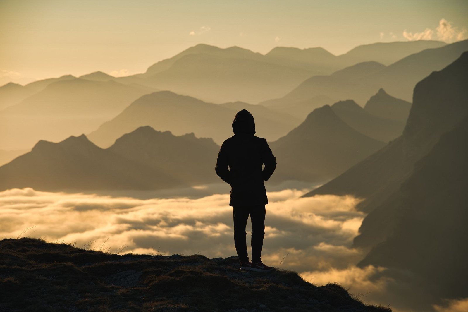 686 hiker above the clouds