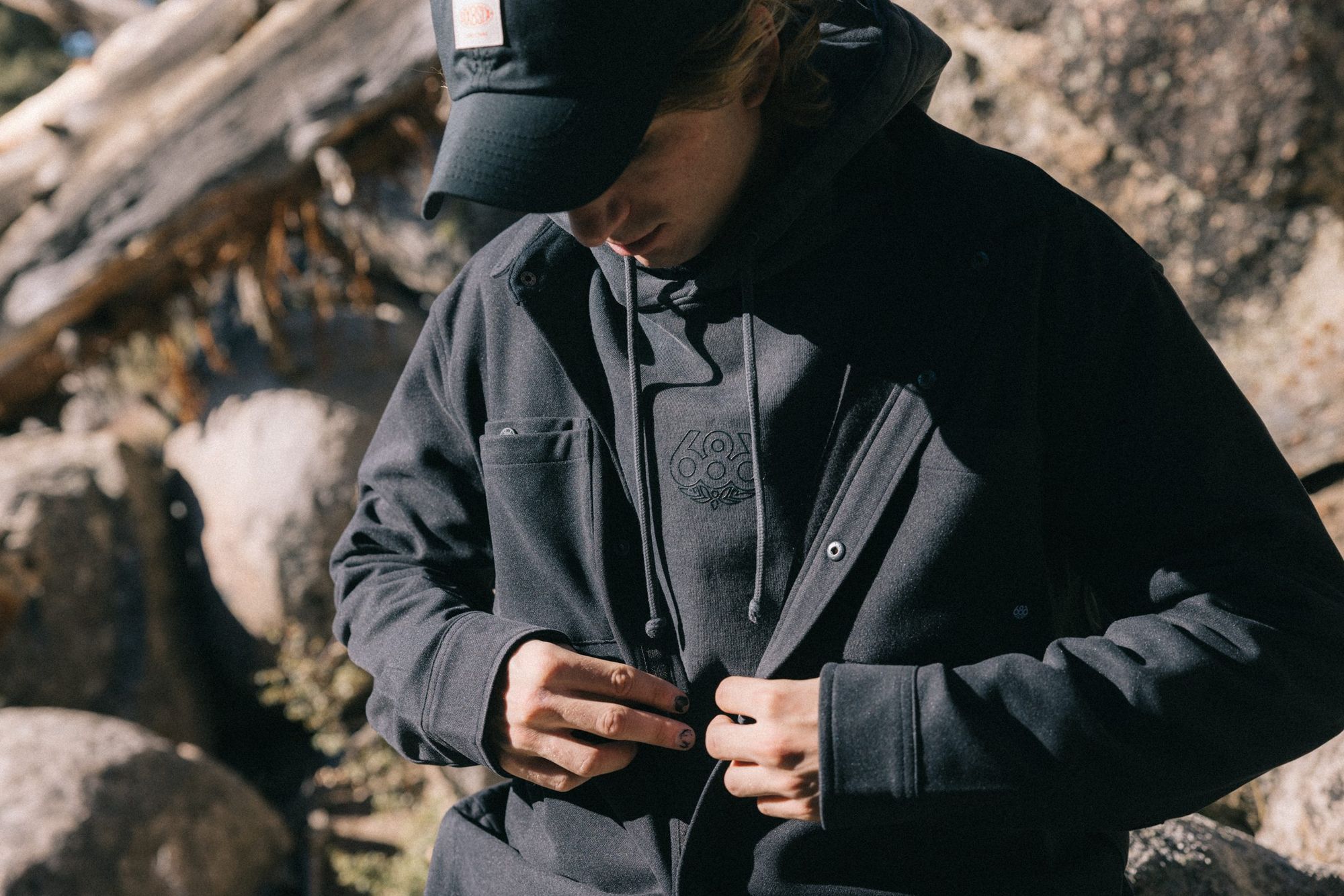 686 outerwear in the mountains