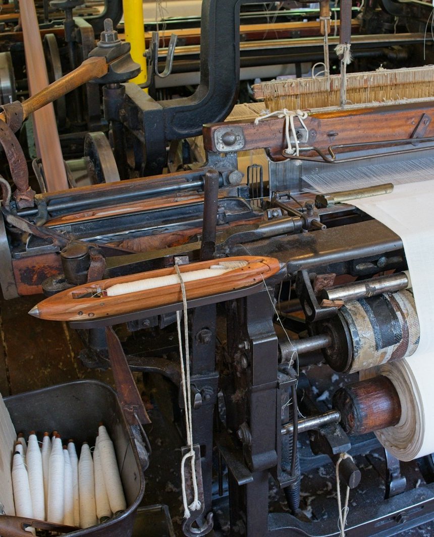Shuttle loom weaving fabric